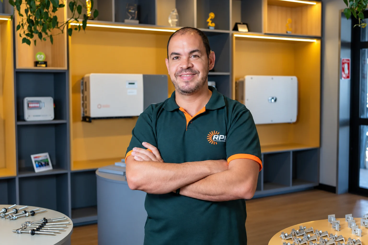 Edgard Simmel, fundador da RPM Soluções Energéticas, em ambiente de exposição de equipamentos solares